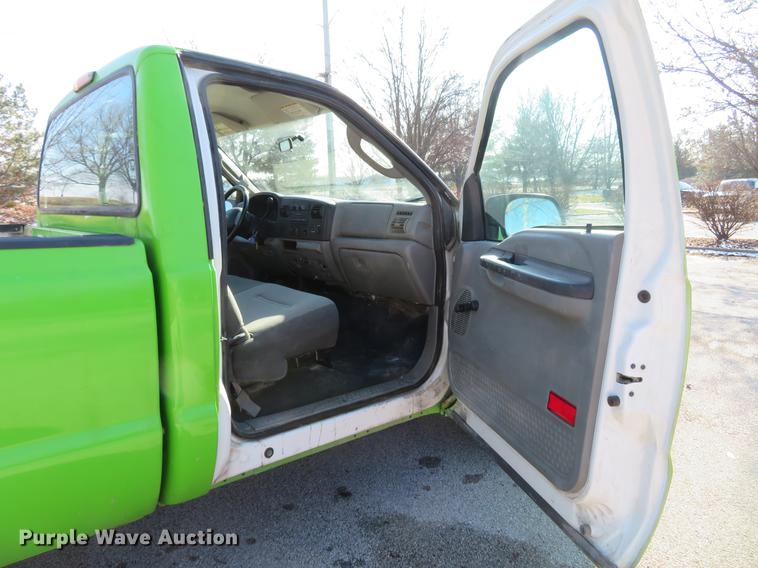 image for item DE5046 2006 Ford F250 Super Duty XL pickup truck