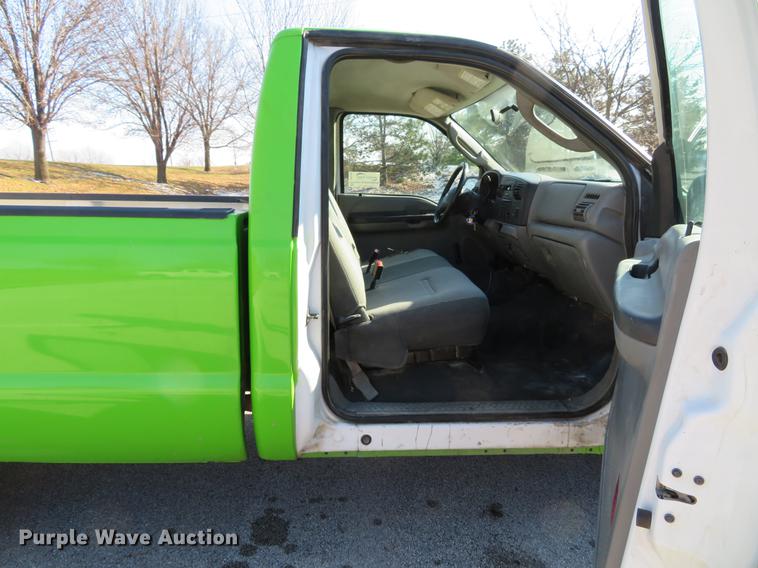 image for item DE5046 2006 Ford F250 Super Duty XL pickup truck