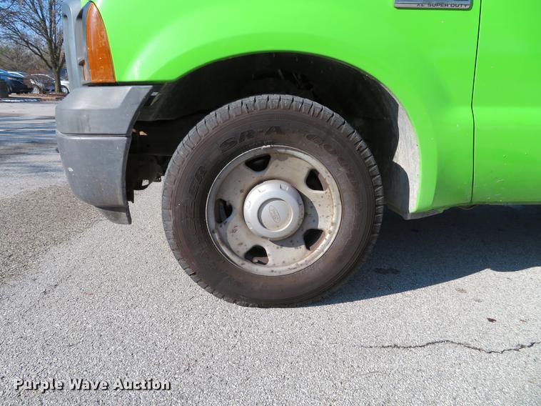 image for item DE5046 2006 Ford F250 Super Duty XL pickup truck