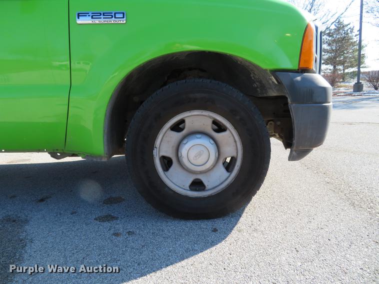 image for item DE5046 2006 Ford F250 Super Duty XL pickup truck