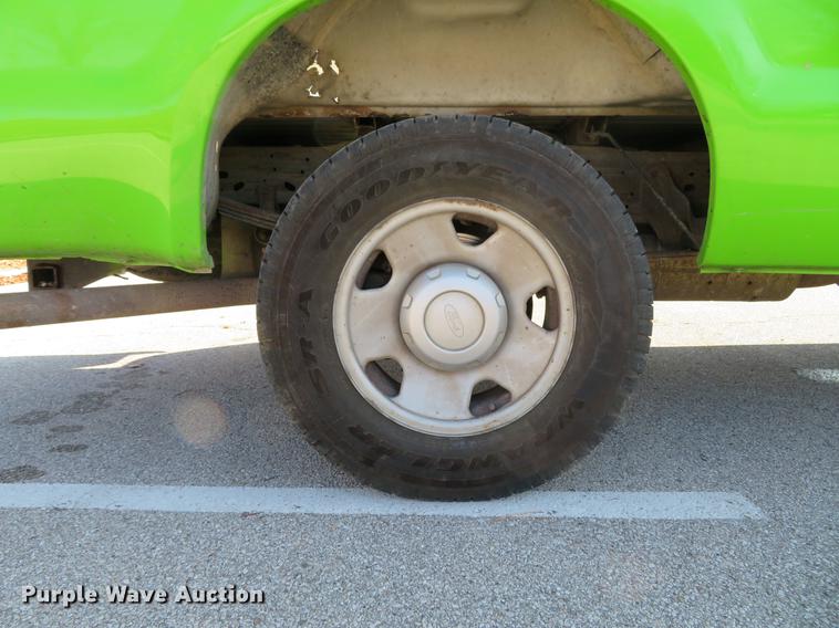 image for item DE5046 2006 Ford F250 Super Duty XL pickup truck