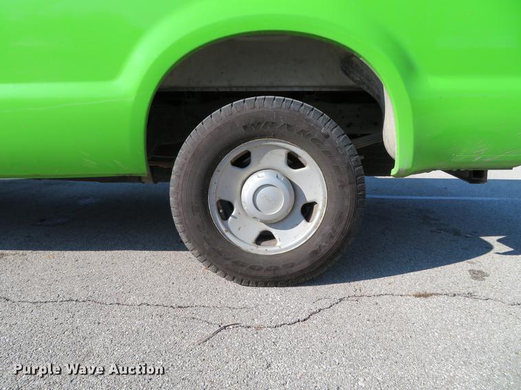 image for item DE5046 2006 Ford F250 Super Duty XL pickup truck