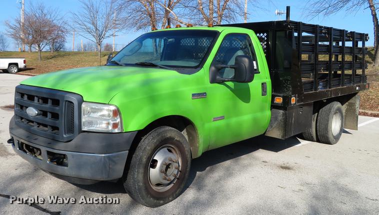 image for item DE5047 2007 Ford F350 Super Duty XL flatbed pickup truck