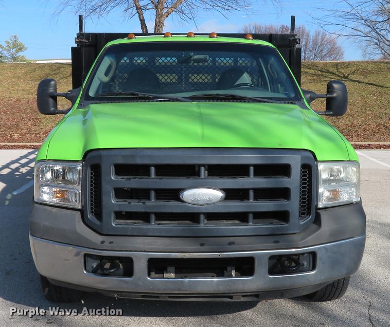 image for item DE5047 2007 Ford F350 Super Duty XL flatbed pickup truck