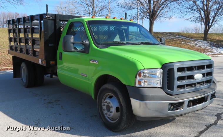 image for item DE5047 2007 Ford F350 Super Duty XL flatbed pickup truck