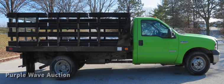 image for item DE5047 2007 Ford F350 Super Duty XL flatbed pickup truck