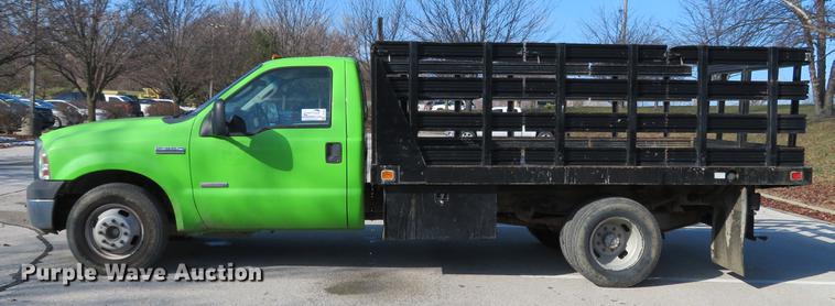 image for item DE5047 2007 Ford F350 Super Duty XL flatbed pickup truck