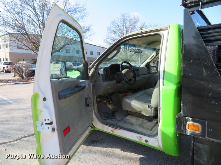 image for item DE5047 2007 Ford F350 Super Duty XL flatbed pickup truck