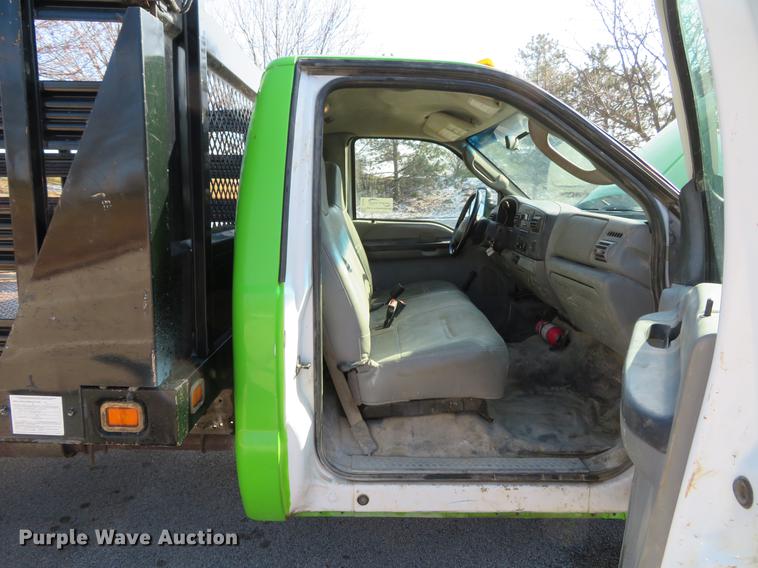 image for item DE5047 2007 Ford F350 Super Duty XL flatbed pickup truck