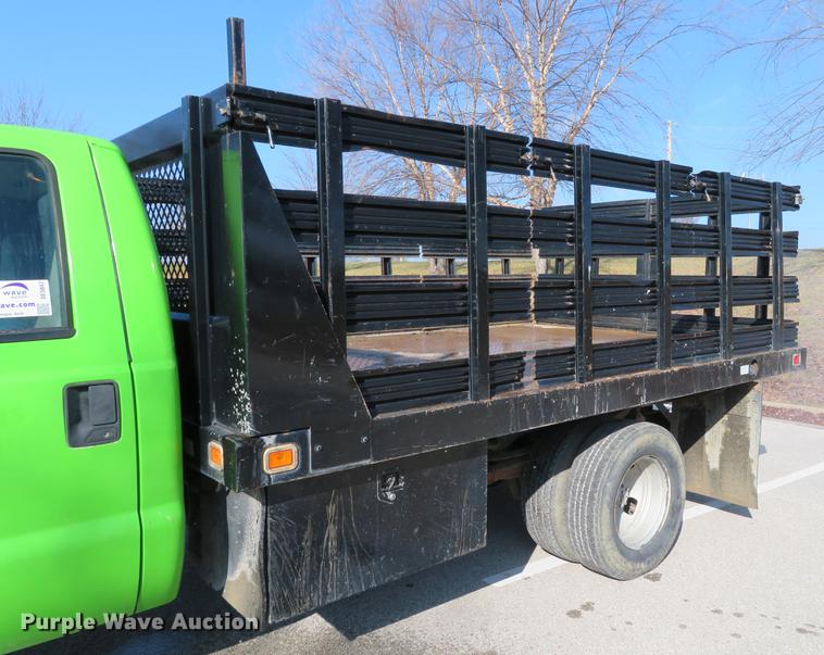 image for item DE5047 2007 Ford F350 Super Duty XL flatbed pickup truck