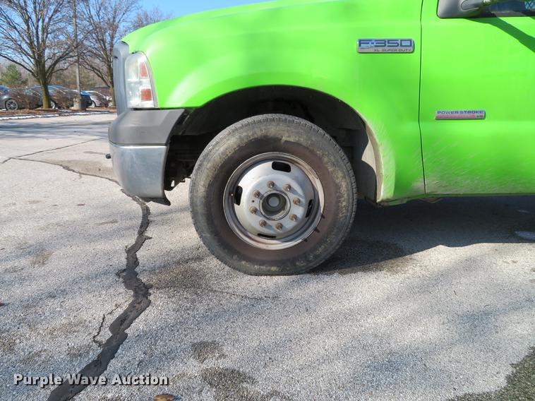 image for item DE5047 2007 Ford F350 Super Duty XL flatbed pickup truck