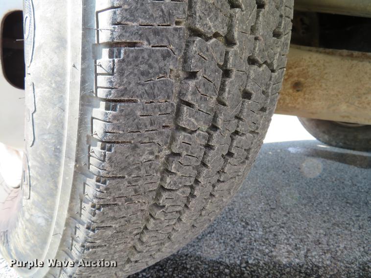 image for item DE5047 2007 Ford F350 Super Duty XL flatbed pickup truck