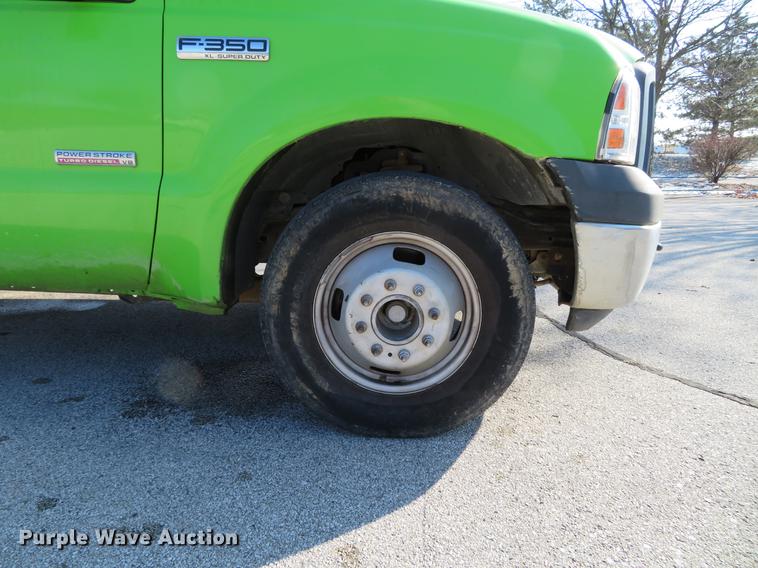 image for item DE5047 2007 Ford F350 Super Duty XL flatbed pickup truck