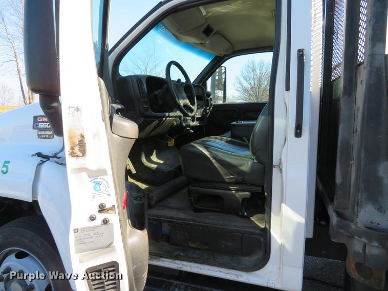 image for item DE5048 2007 GMC C5500 flatbed truck