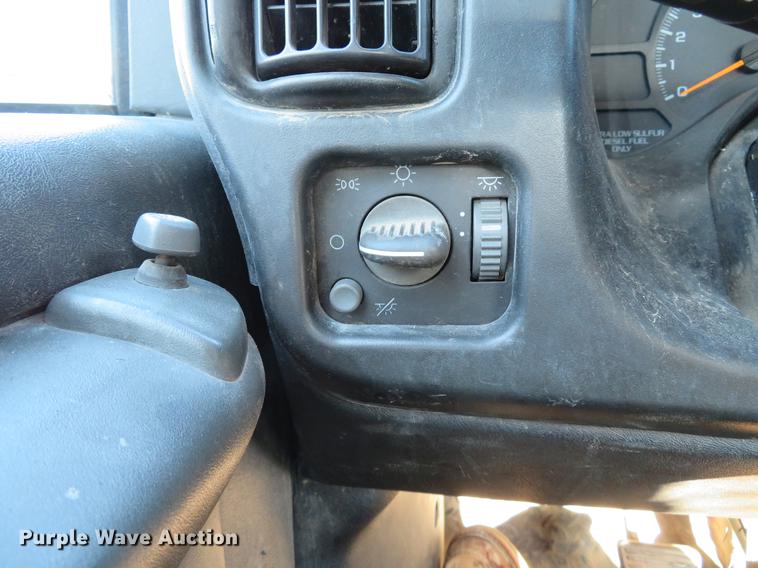 image for item DE5048 2007 GMC C5500 flatbed truck