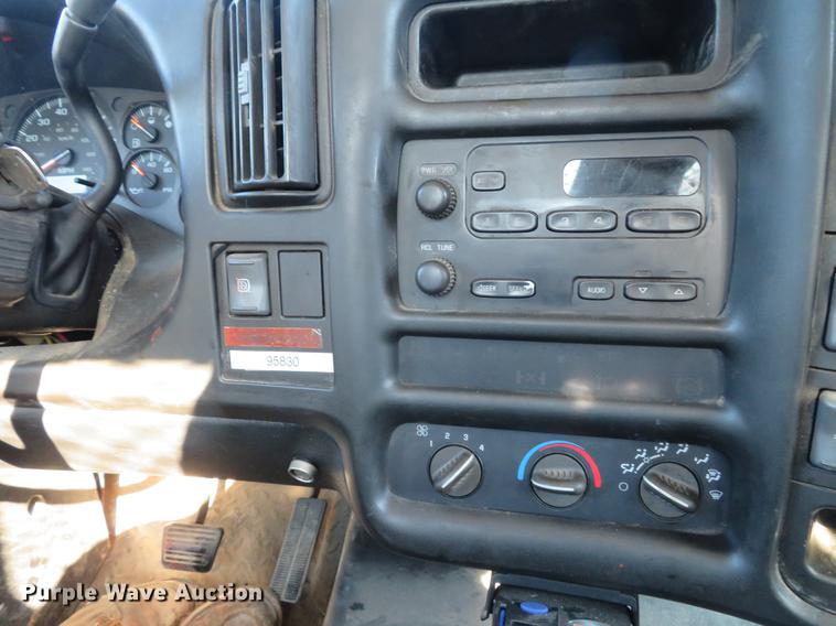 image for item DE5048 2007 GMC C5500 flatbed truck