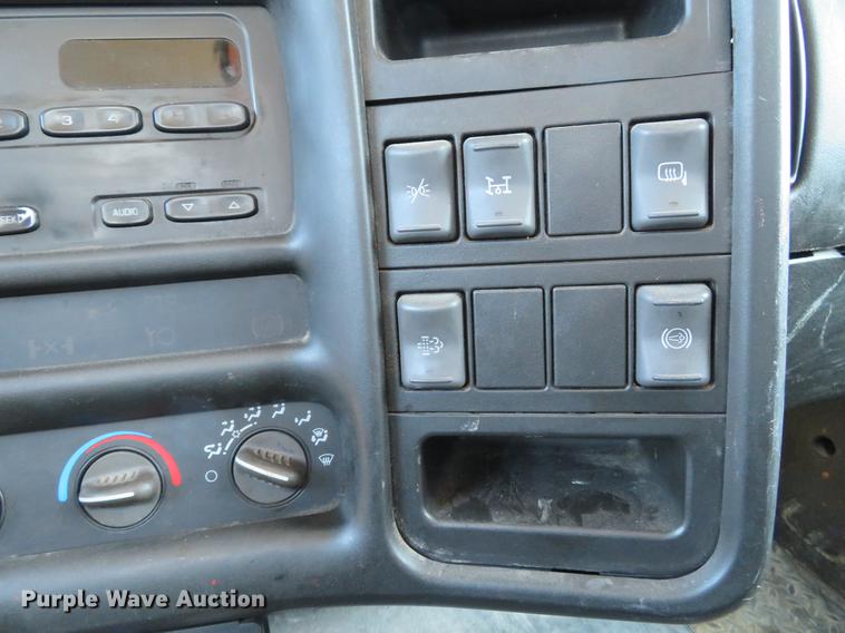 image for item DE5048 2007 GMC C5500 flatbed truck