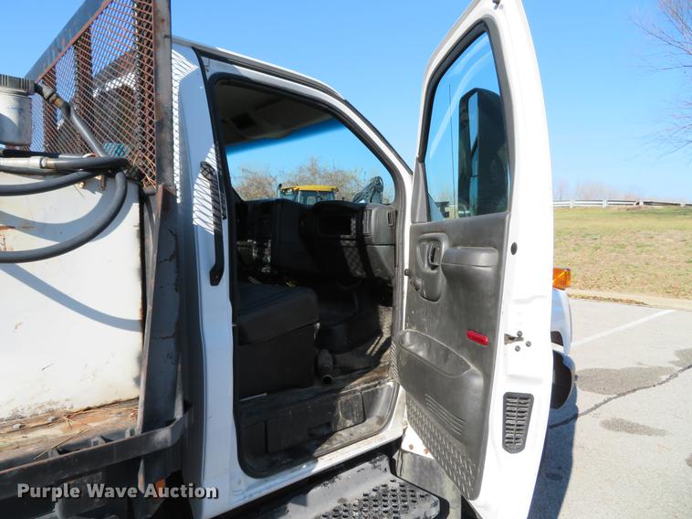 image for item DE5048 2007 GMC C5500 flatbed truck