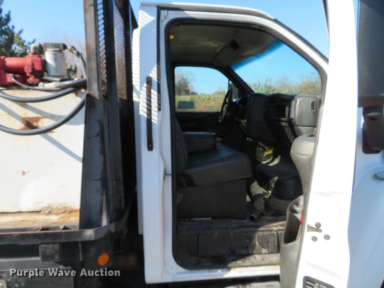 image for item DE5048 2007 GMC C5500 flatbed truck