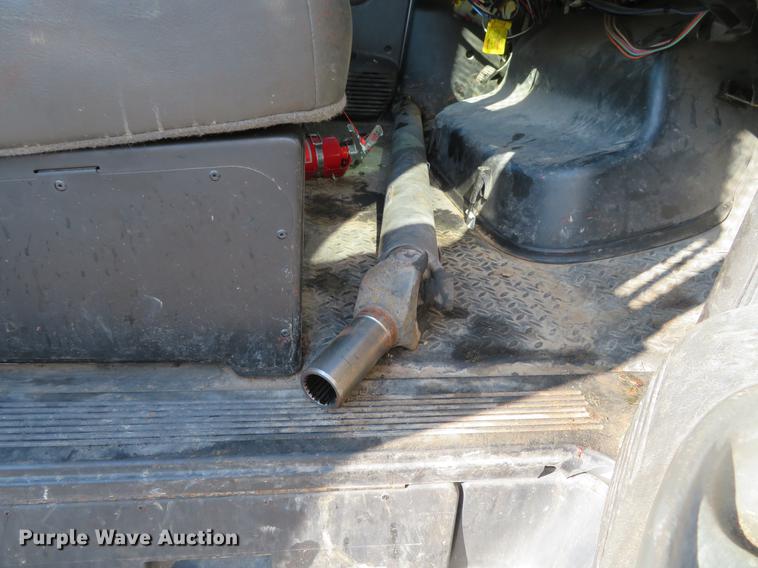 image for item DE5048 2007 GMC C5500 flatbed truck