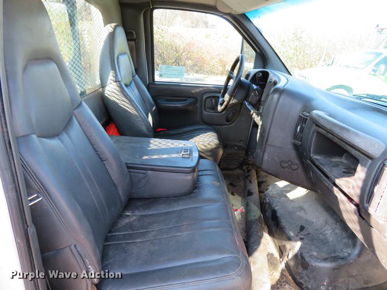 image for item DE5048 2007 GMC C5500 flatbed truck