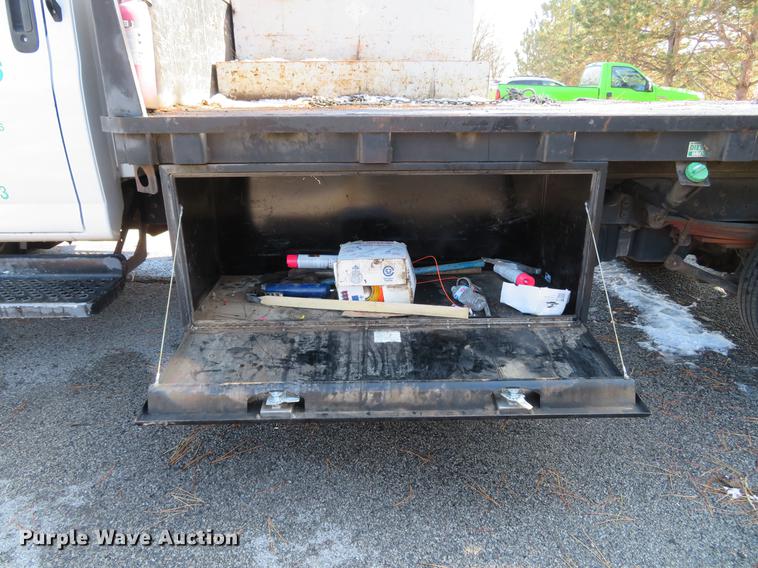 image for item DE5048 2007 GMC C5500 flatbed truck