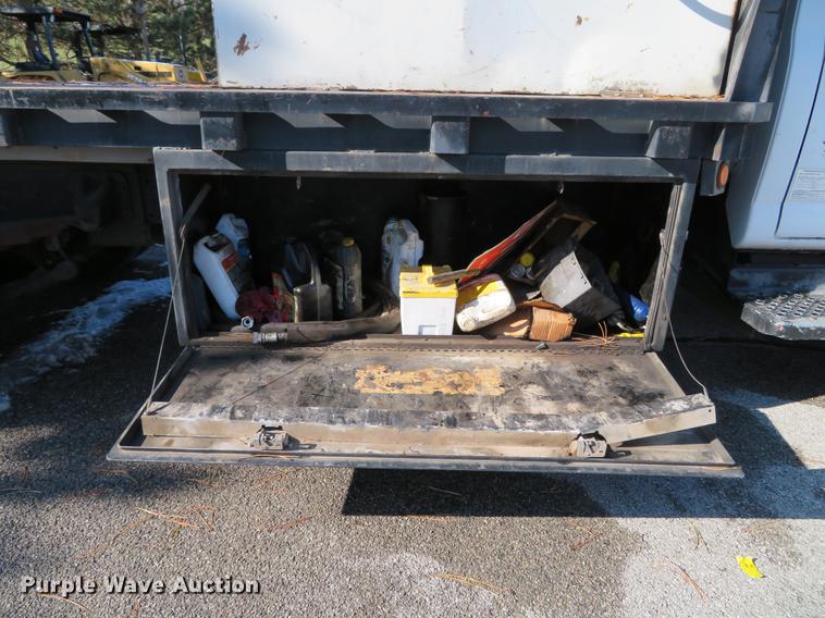 image for item DE5048 2007 GMC C5500 flatbed truck