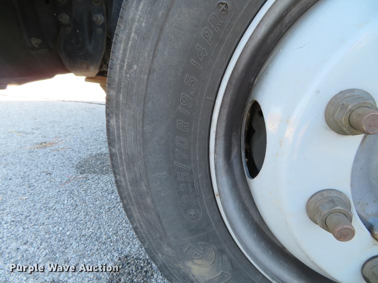 image for item DE5048 2007 GMC C5500 flatbed truck