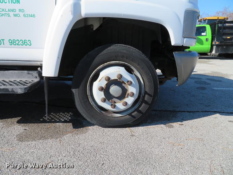 image for item DE5048 2007 GMC C5500 flatbed truck