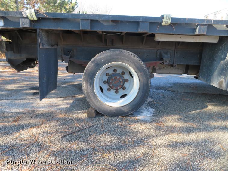 image for item DE5048 2007 GMC C5500 flatbed truck