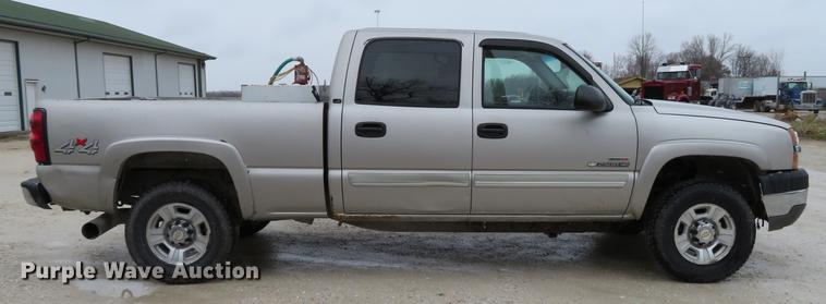 image for item DE5055 2004 Chevrolet Silverado 2500HD LT Crew Cab pickup truck