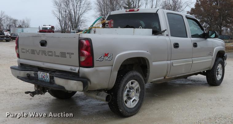image for item DE5055 2004 Chevrolet Silverado 2500HD LT Crew Cab pickup truck
