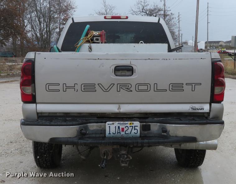 image for item DE5055 2004 Chevrolet Silverado 2500HD LT Crew Cab pickup truck