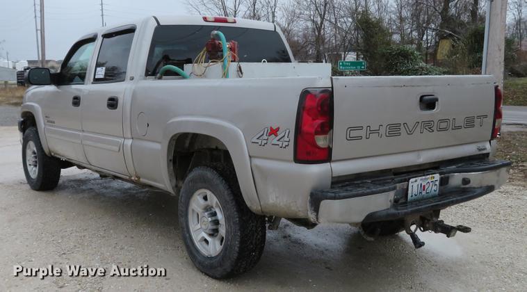 image for item DE5055 2004 Chevrolet Silverado 2500HD LT Crew Cab pickup truck
