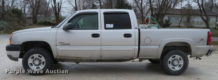 image for item DE5055 2004 Chevrolet Silverado 2500HD LT Crew Cab pickup truck