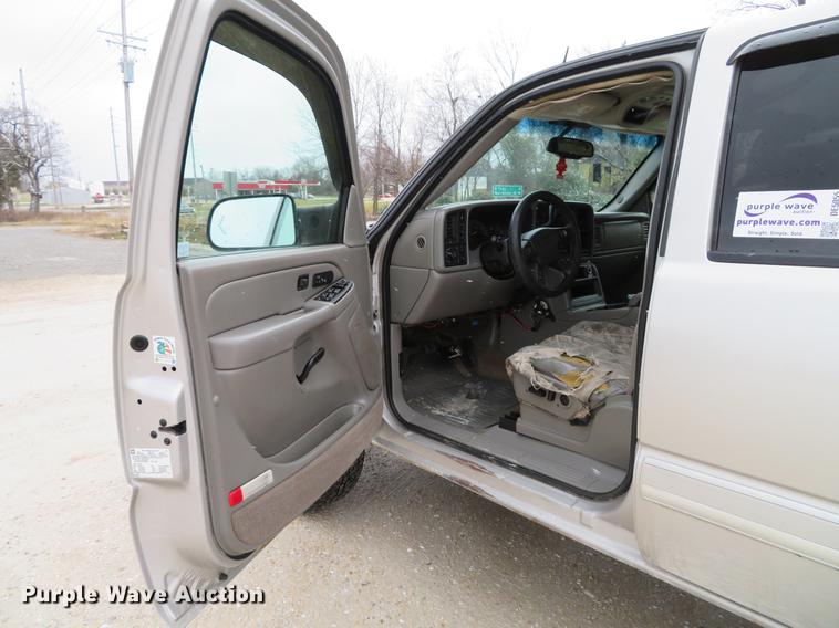 image for item DE5055 2004 Chevrolet Silverado 2500HD LT Crew Cab pickup truck