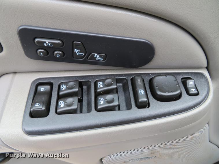 image for item DE5055 2004 Chevrolet Silverado 2500HD LT Crew Cab pickup truck