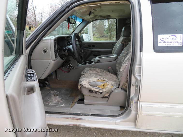 image for item DE5055 2004 Chevrolet Silverado 2500HD LT Crew Cab pickup truck