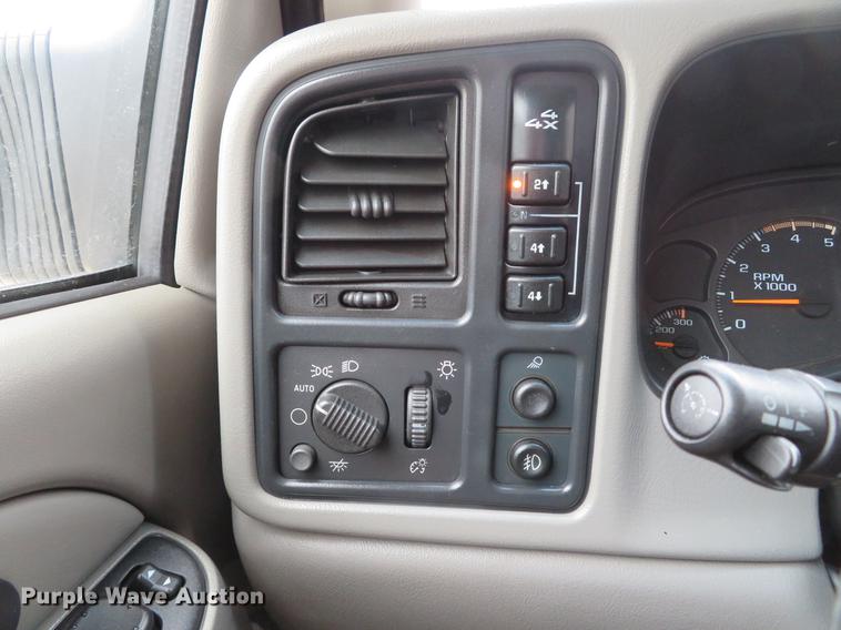 image for item DE5055 2004 Chevrolet Silverado 2500HD LT Crew Cab pickup truck