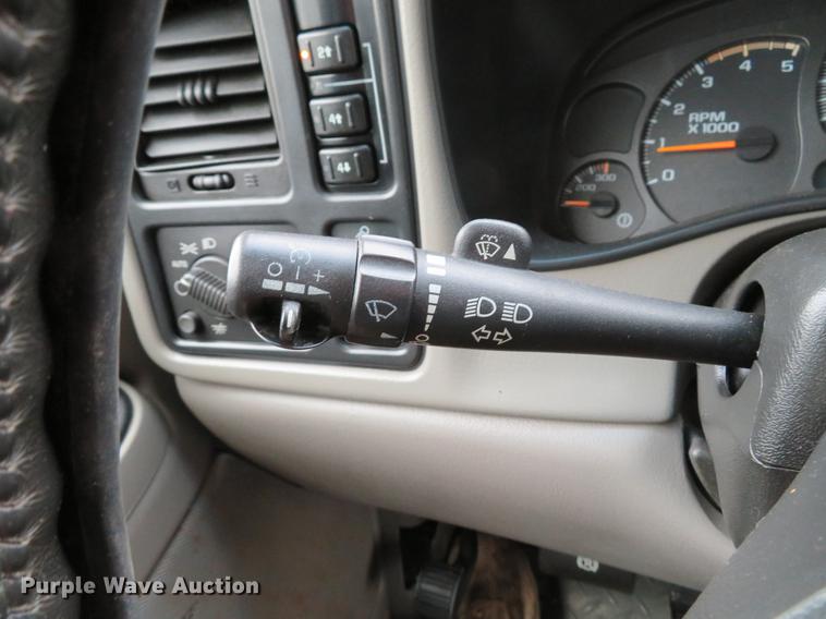 image for item DE5055 2004 Chevrolet Silverado 2500HD LT Crew Cab pickup truck