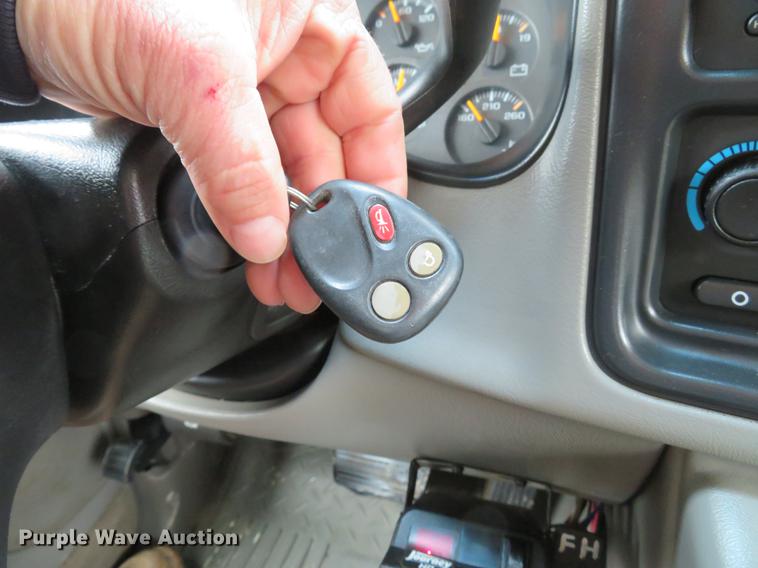 image for item DE5055 2004 Chevrolet Silverado 2500HD LT Crew Cab pickup truck