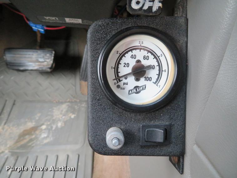 image for item DE5055 2004 Chevrolet Silverado 2500HD LT Crew Cab pickup truck