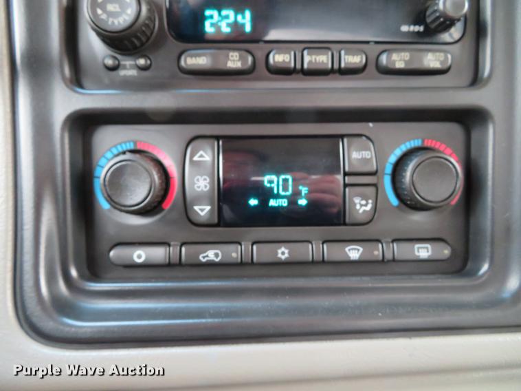 image for item DE5055 2004 Chevrolet Silverado 2500HD LT Crew Cab pickup truck