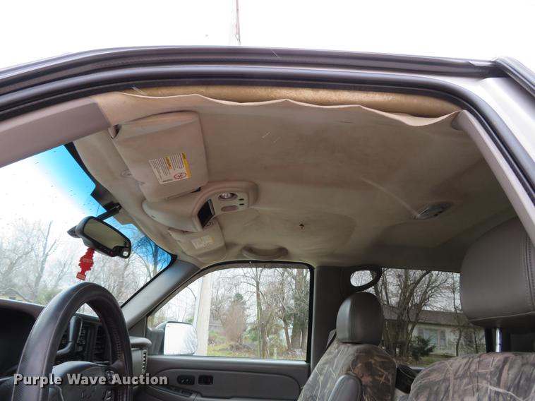 image for item DE5055 2004 Chevrolet Silverado 2500HD LT Crew Cab pickup truck