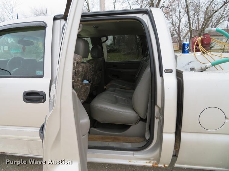 image for item DE5055 2004 Chevrolet Silverado 2500HD LT Crew Cab pickup truck