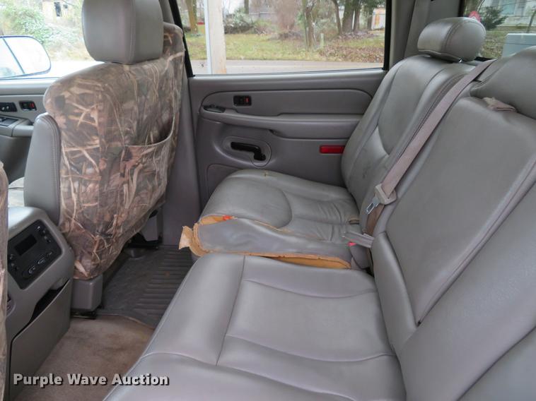 image for item DE5055 2004 Chevrolet Silverado 2500HD LT Crew Cab pickup truck