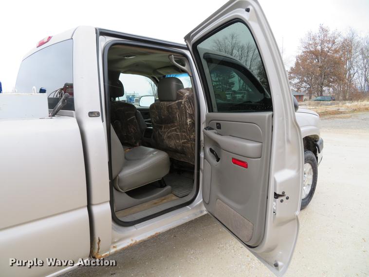 image for item DE5055 2004 Chevrolet Silverado 2500HD LT Crew Cab pickup truck