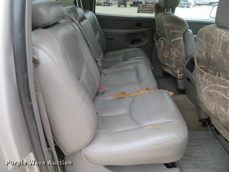 image for item DE5055 2004 Chevrolet Silverado 2500HD LT Crew Cab pickup truck