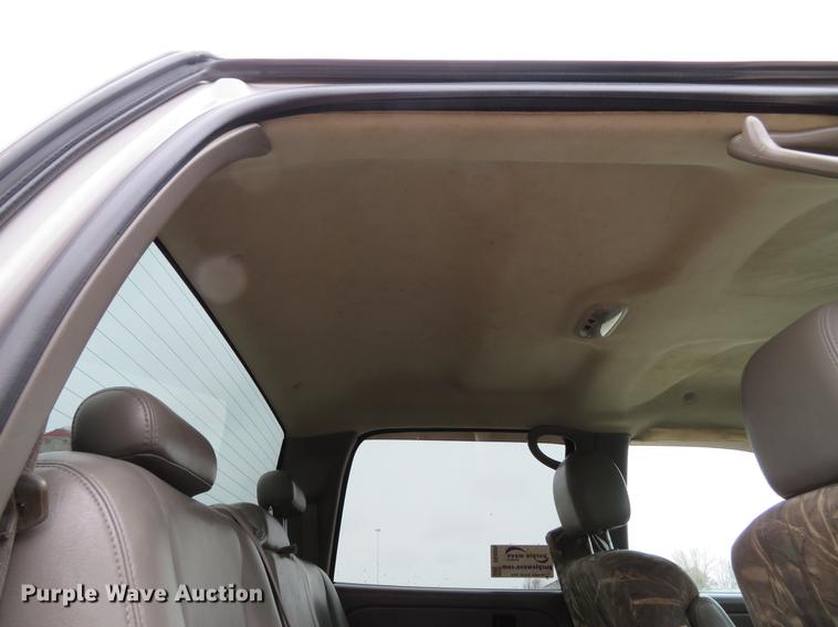 image for item DE5055 2004 Chevrolet Silverado 2500HD LT Crew Cab pickup truck