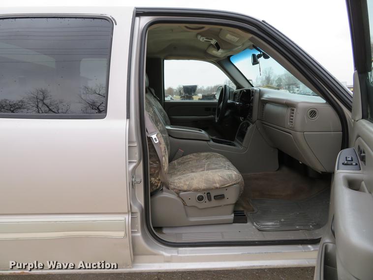 image for item DE5055 2004 Chevrolet Silverado 2500HD LT Crew Cab pickup truck